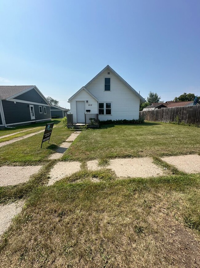 property at 910 5th Ave SE