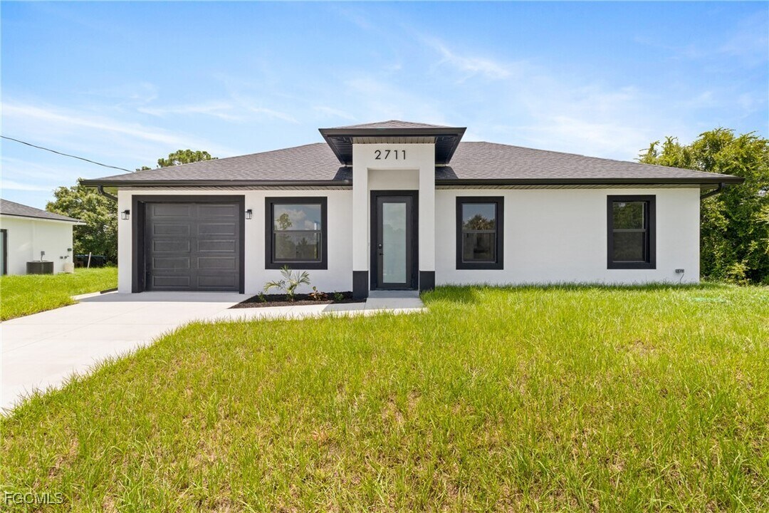 2711 50th St W in Lehigh Acres, FL - Building Photo