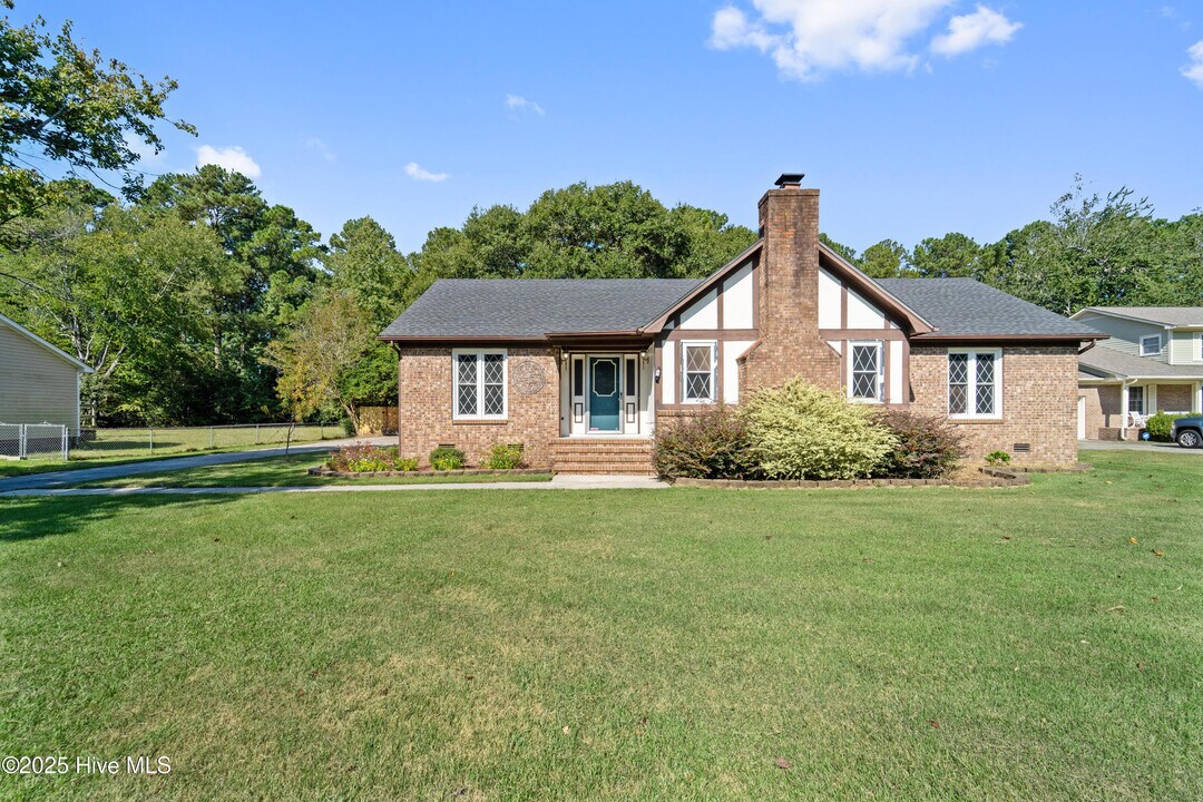 104 Columbia Dr in Jacksonville, NC - Building Photo
