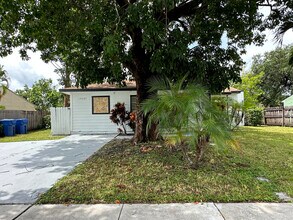 10682 Fascination Ln in Royal Palm Beach, FL - Foto de edificio - Building Photo