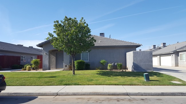 661 Blue Mountain Way in Bakersfield, CA - Building Photo - Building Photo