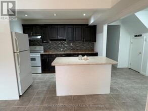 111 Bayview Pkwy in Newmarket, ON - Building Photo - Building Photo
