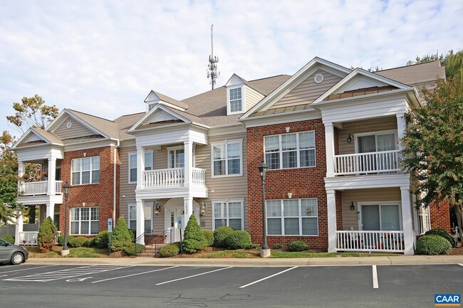 1052 Glenwood Station Ln in Charlottesville, VA - Foto de edificio - Building Photo