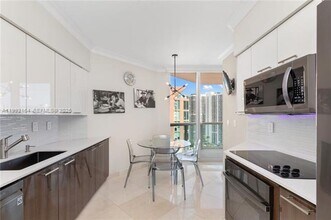 3370 NE 190th St in Aventura, FL - Foto de edificio - Building Photo