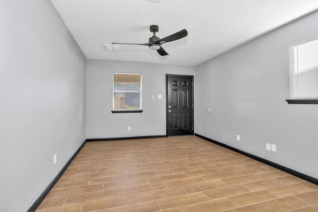 1121 Lovett St in Tomball, TX - Building Photo - Building Photo