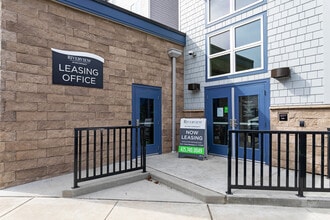 Riverview Apartments in Everett, WA - Foto de edificio - Building Photo