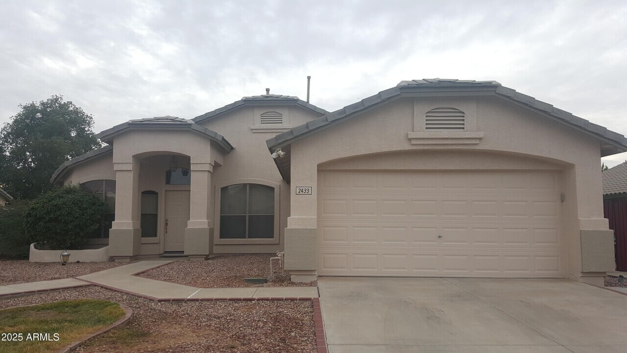 2433 E Nathan Way in Chandler, AZ - Building Photo