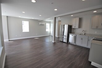 303 State St, Unit Apt 1 in Kennett Square, PA - Building Photo - Building Photo