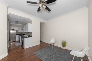 915 W Waveland Ave, Unit 1BD in Chicago, IL - Building Photo