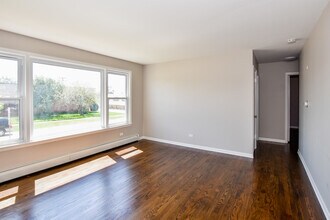 60 N Wolf Rd in Wheeling, IL - Foto de edificio - Building Photo