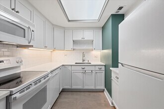 40 E Delaware Pl, Unit 805 in Chicago, IL - Building Photo - Building Photo