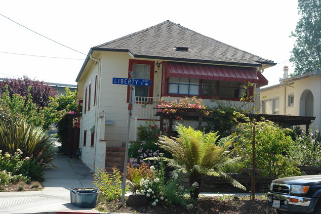 554 Liberty St in El Cerrito, CA - Building Photo - Building Photo