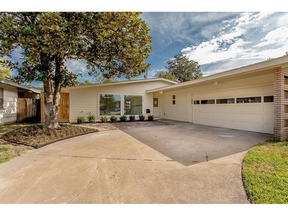 7413 Albacore Dr in Houston, TX - Building Photo
