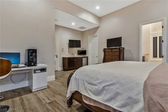 property at 5 Wood Creek Ct
