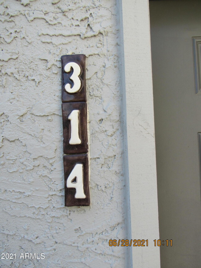 8020 E Thomas Rd in Scottsdale, AZ - Foto de edificio - Building Photo