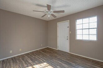 104 Belaire Dr in Laredo, TX - Building Photo - Building Photo