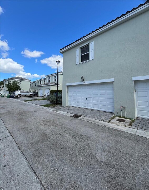 17077 SW 93rd St in Miami, FL - Building Photo
