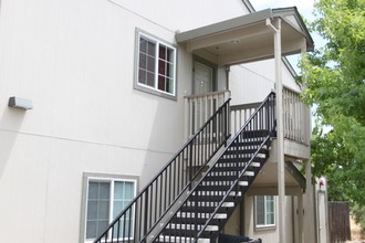 Gold Oaks Apartments in Cameron Park, CA - Building Photo - Building Photo