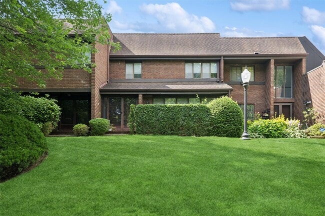 70 Pheasant Run in Roslyn, NY - Building Photo - Building Photo