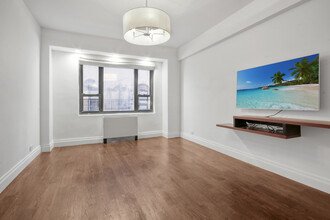 210 E 47th St in New York, NY - Building Photo - Building Photo