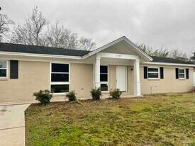 1127 Redwood Ln in Gulf Breeze, FL - Building Photo