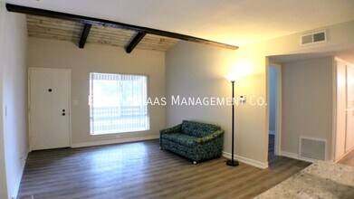 3707 Country Club Dr-Unit -UNIT 10 in Long Beach, CA - Building Photo - Building Photo