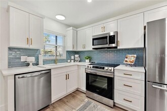 7003 Sunset Way, Unit 4 in St Pete Beach, FL - Foto de edificio - Building Photo