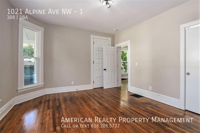 1021 Alpine Ave NW in Grand Rapids, MI - Building Photo - Building Photo