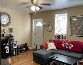 2511 Larkins Wy in Pittsburgh, PA - Foto de edificio - Building Photo