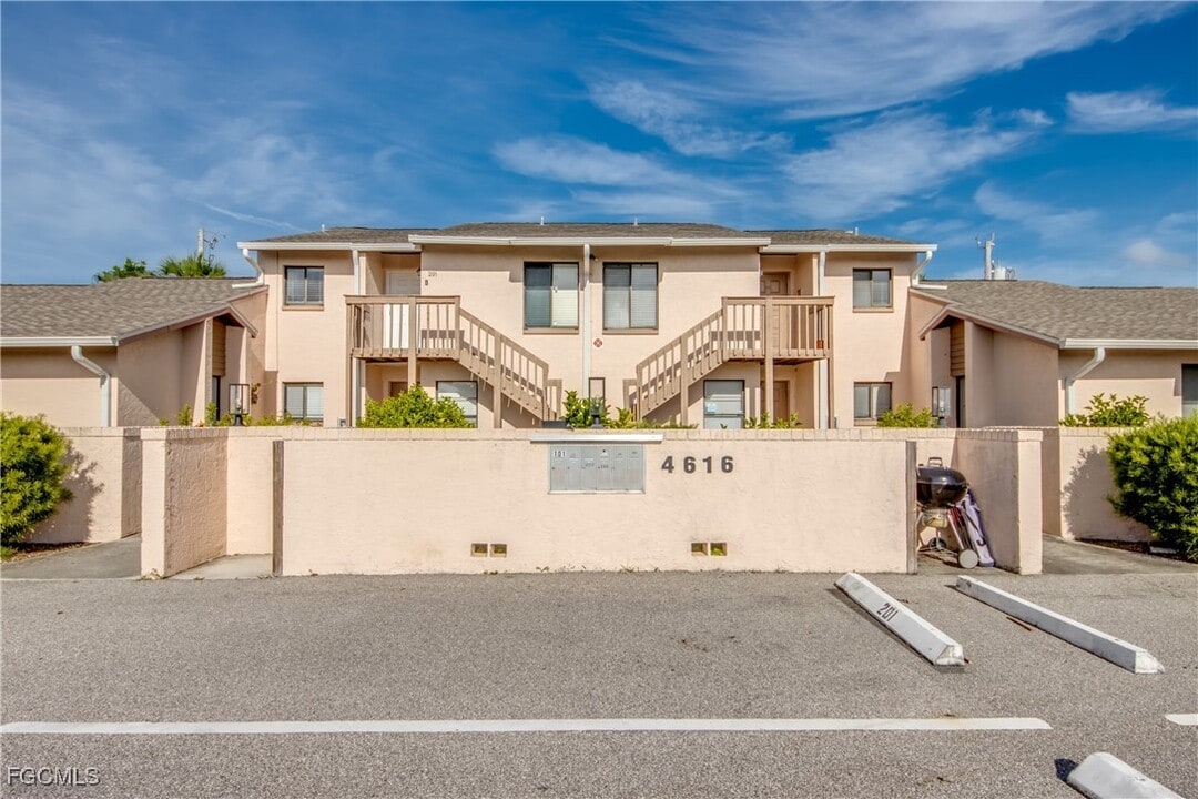 4616 SE 6th Ave in Cape Coral, FL - Building Photo