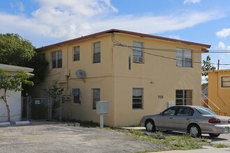 705 13th St in West Palm Beach, FL - Building Photo - Building Photo