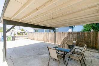 10432 Langdon Ave in Mission Hills, CA - Building Photo - Building Photo