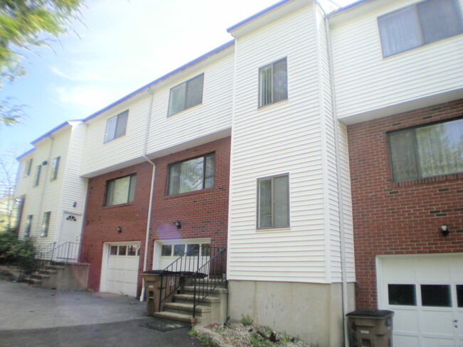 422 Courtland Ave in Stamford, CT - Building Photo - Building Photo