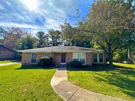 110 Windsor Dr in Daphne, AL - Building Photo