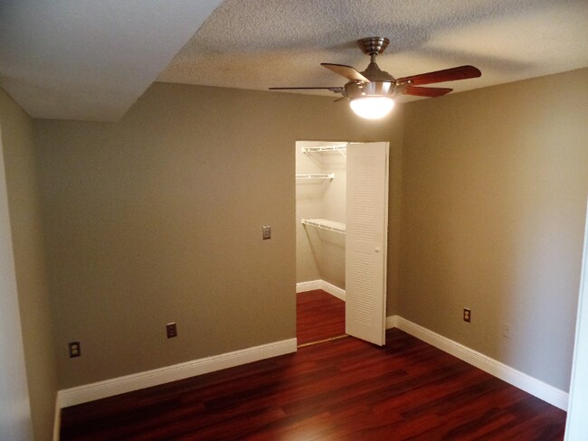 2881 N Oakland Forest Dr in Oakland Park, FL - Foto de edificio - Building Photo