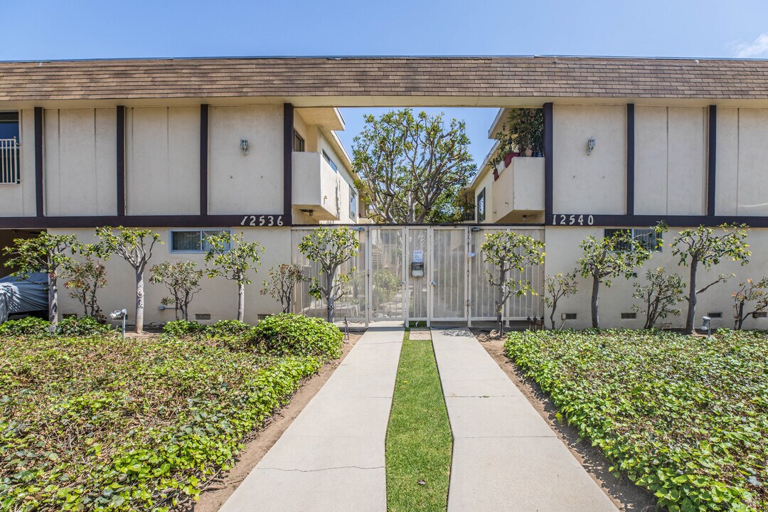 12536 Pacific Ave in Los Angeles, CA - Building Photo