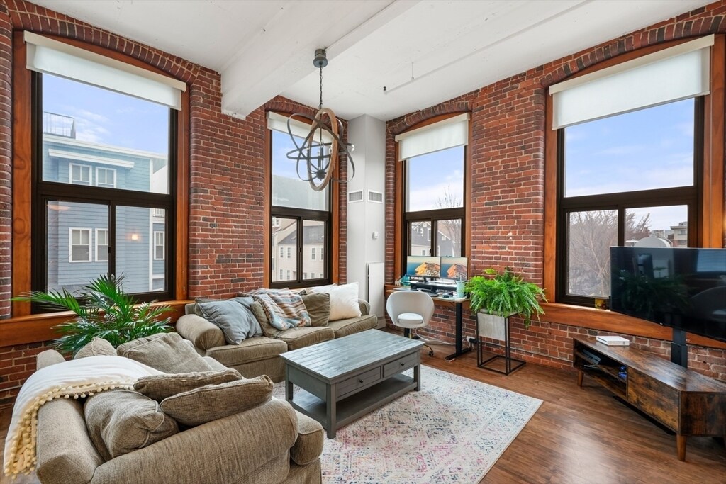 320 W 2nd St in Boston, MA - Building Photo