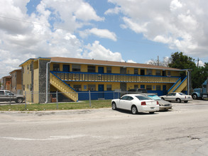 1405 W 28th St in Hialeah, FL - Foto de edificio - Building Photo