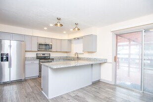 543 Applewood Dr in Centerville, UT - Building Photo