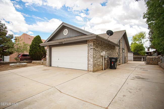 property at 13944 Roslyn Dr