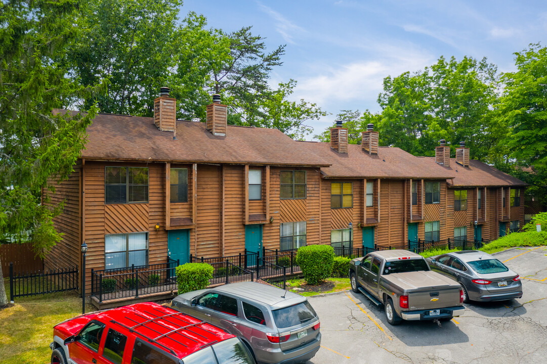 Pinecrest Townhomes in Pigeon Forge, TN - Building Photo