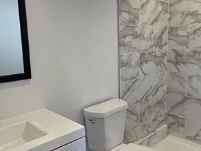 2426 1/2 Houston St in Los Angeles, CA - Building Photo - Building Photo