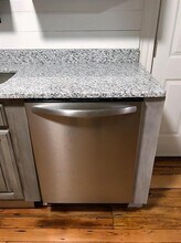 25 W Narragansett Ave in Newport, RI - Foto de edificio - Building Photo