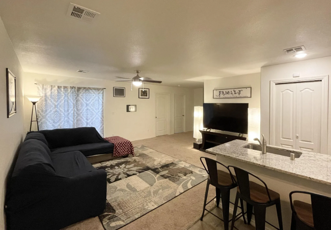 1609 Cassandra Ln in Belen, NM - Foto de edificio - Building Photo