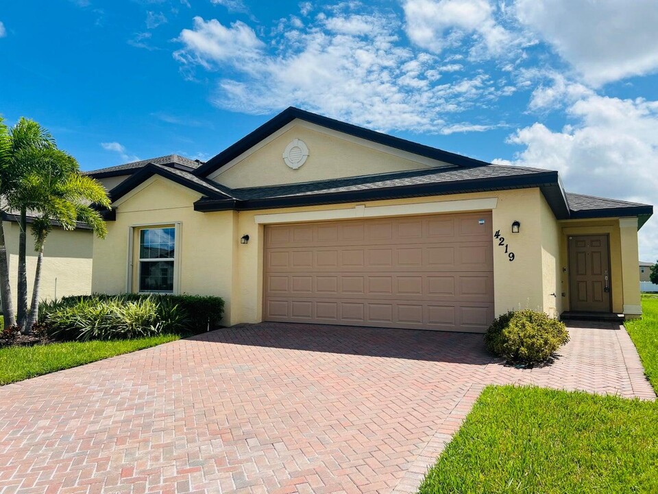 4219 Abernathy Wy in Fort Pierce, FL - Foto de edificio