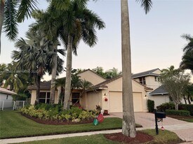 1923 Harbor View Cir in Weston, FL - Building Photo