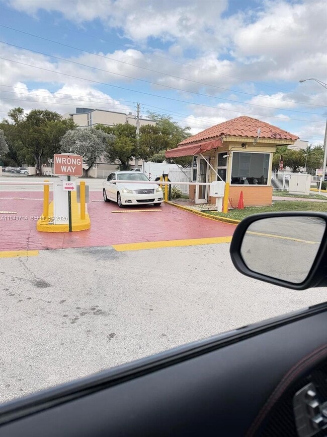 7010 NW 186th St in Hialeah, FL - Building Photo - Building Photo