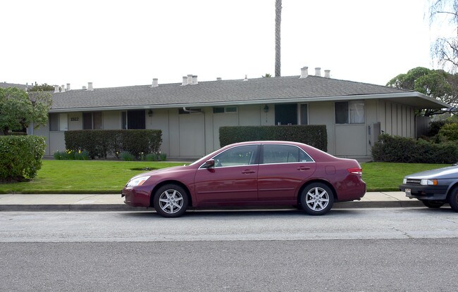 Lago Apartments in San Mateo, CA - Foto de edificio - Building Photo