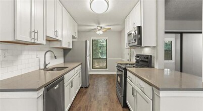 3000 Spring Hill Pkwy SE in Smyrna, GA - Building Photo - Building Photo