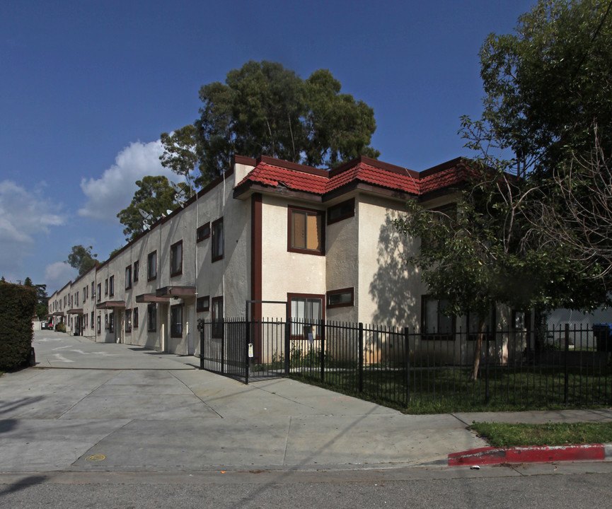 2435 W Avenue 33 in Los Angeles, CA - Building Photo